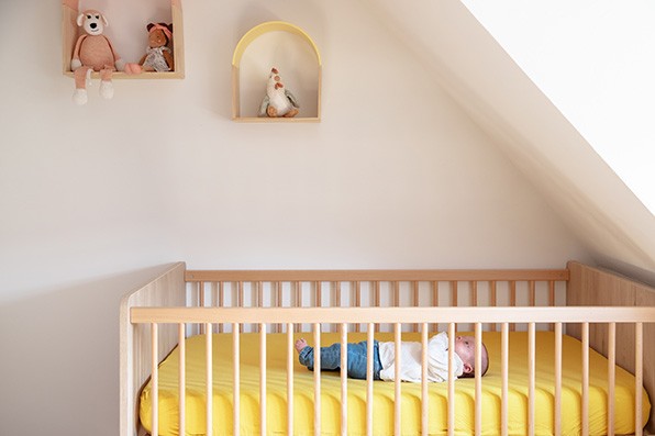 Photographe-bebe-naissance-dijon-lit-et-mur-jaune