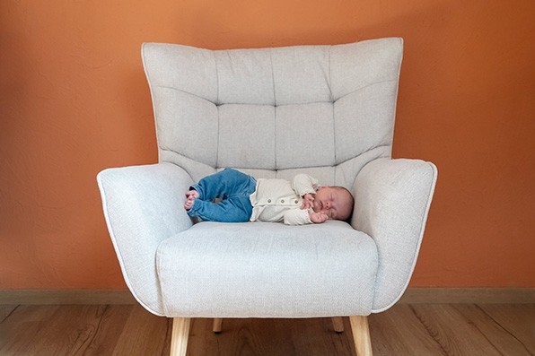 Photographe-naissance-dijon-canape-mur-orange-bebe