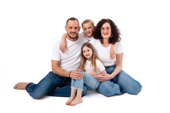 Photographe-studio-dijon-famille-assise-sourires.